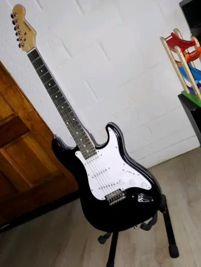 Guitarra eléctrica negra estilo Stratocaster - miniatura 2