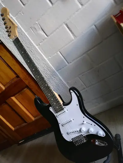 Guitarra eléctrica negra estilo Stratocaster - miniatura 3