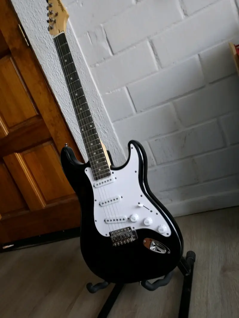 Guitarra eléctrica negra estilo Stratocaster - 4