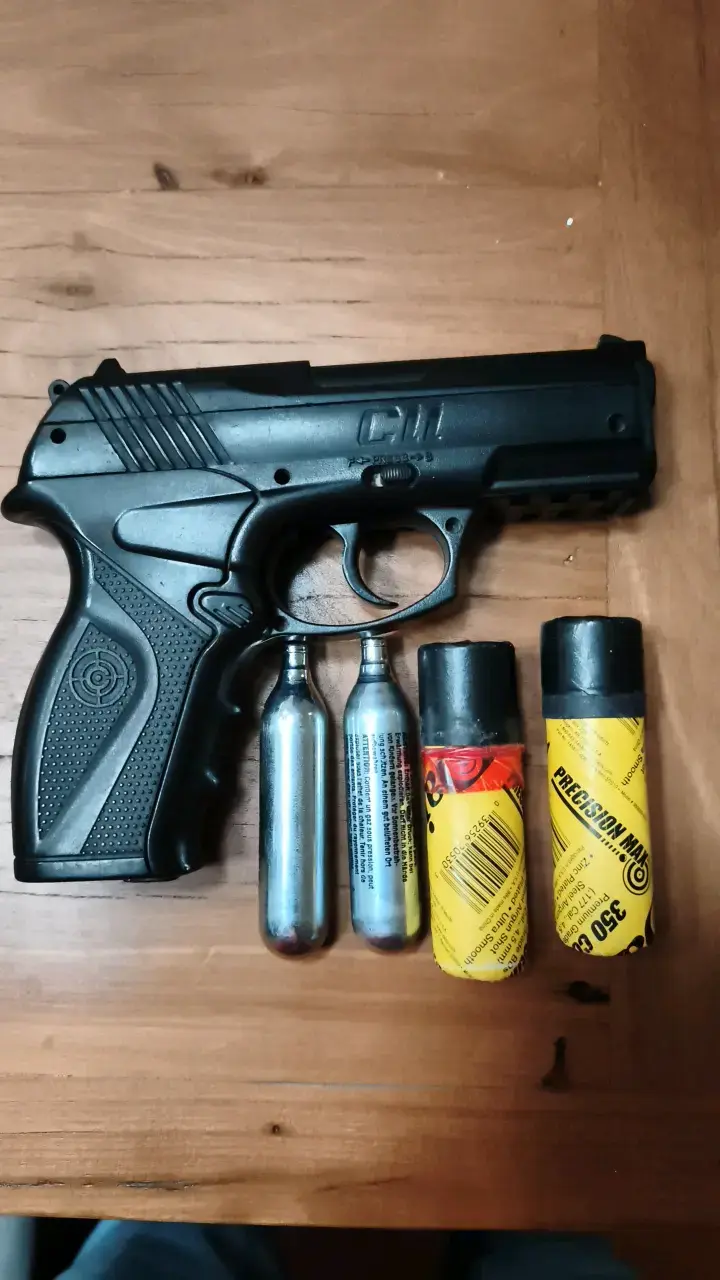 Pistola de aire comprimido con cartuchos - 1