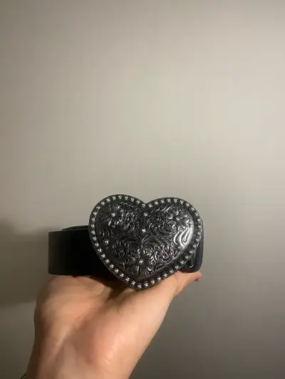 Cinturón Lounge negro con hebilla corazón plateada - miniatura 2