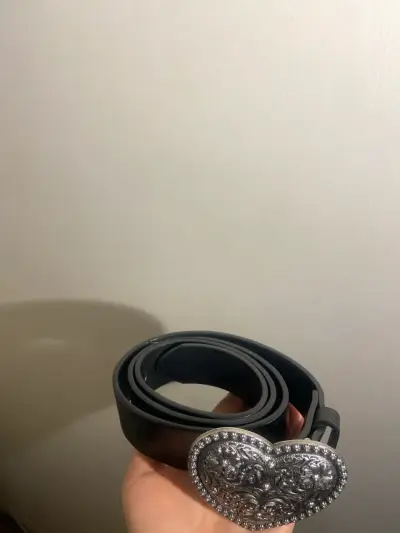 Cinturón Lounge negro con hebilla corazón plateada - miniatura 5