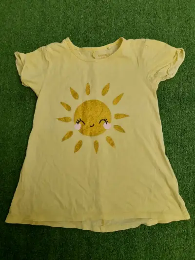 Polera amarilla infantil con diseño de sol - miniatura 1