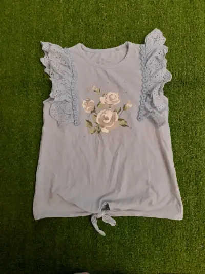 Polera infantil con volantes y estampado floral - miniatura 1