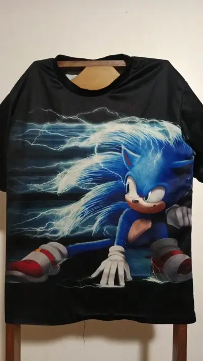 Polera negra con diseño de Sonic - miniatura 1