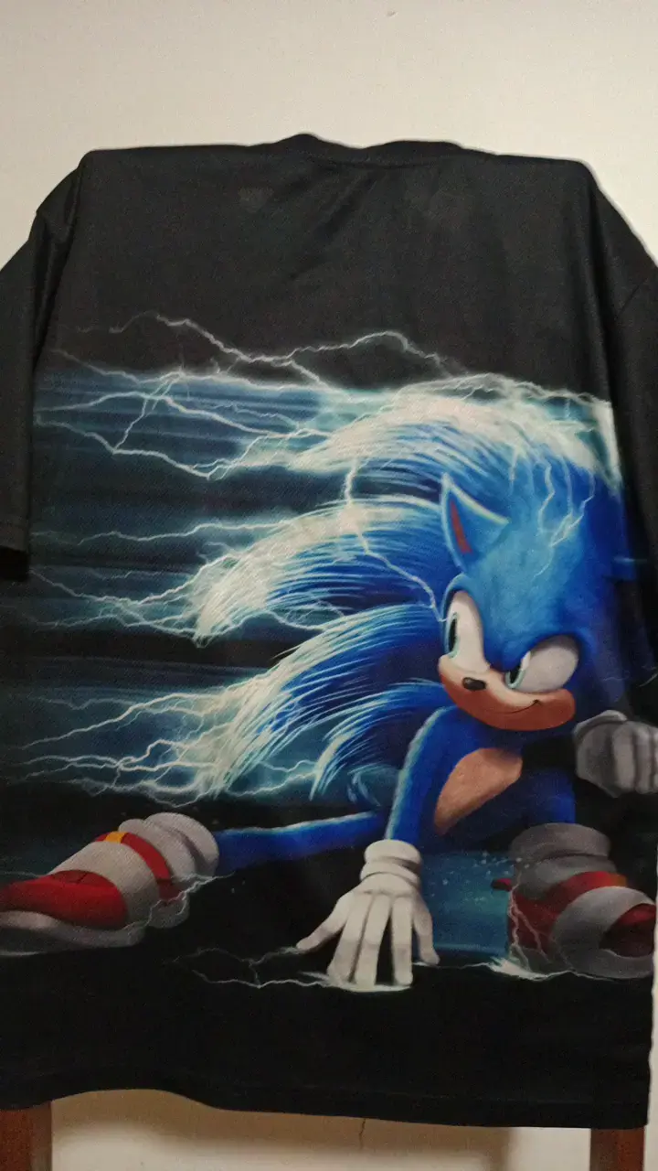 Polera negra con diseño de Sonic - 2