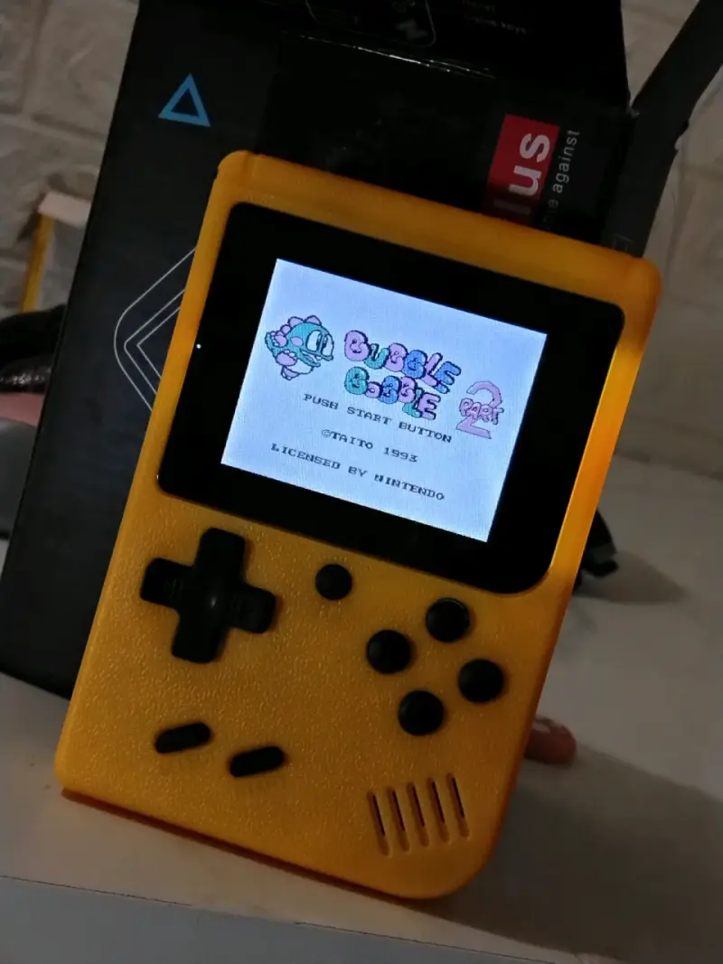 Consola portátil retro amarilla con juegos clásico - 1