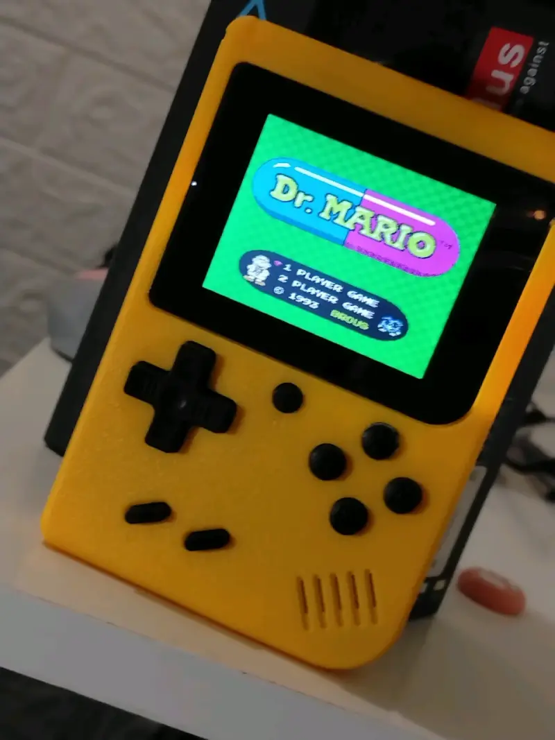 Consola portátil retro amarilla con juegos clásico - 2