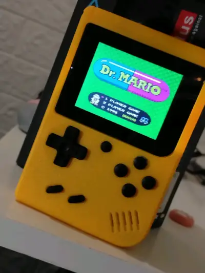 Consola portátil retro amarilla con juegos clásico - miniatura 2