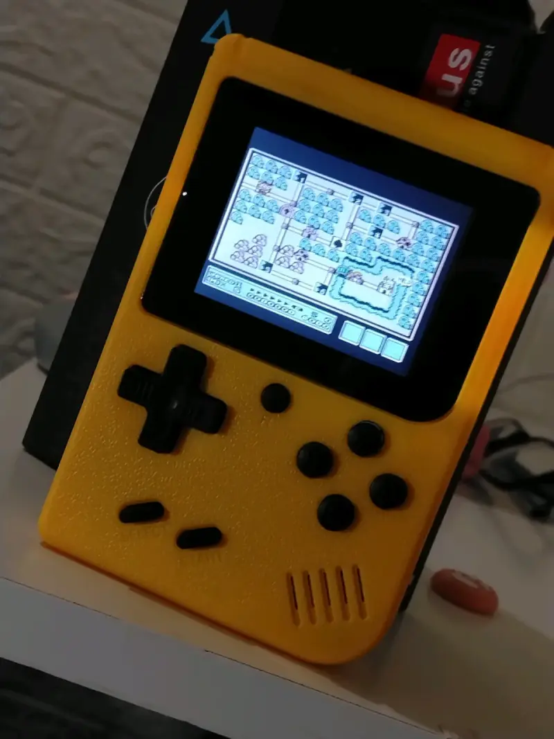 Consola portátil retro amarilla con juegos clásico - 3