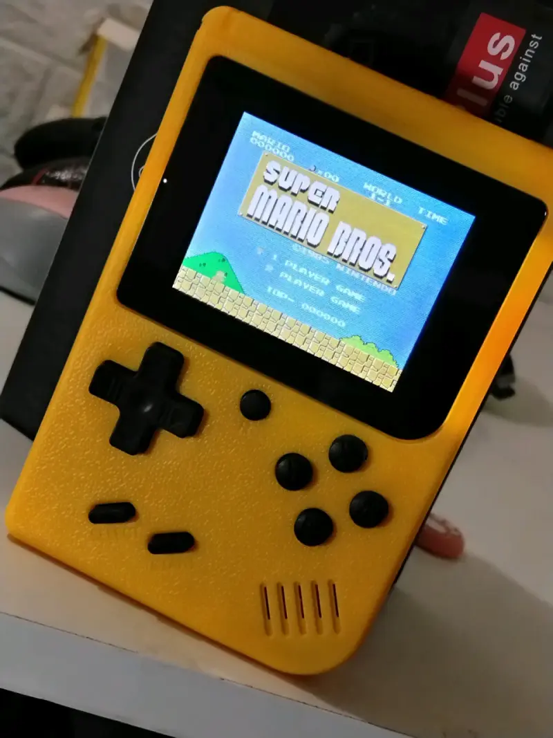 Consola portátil retro amarilla con juegos clásico - 4