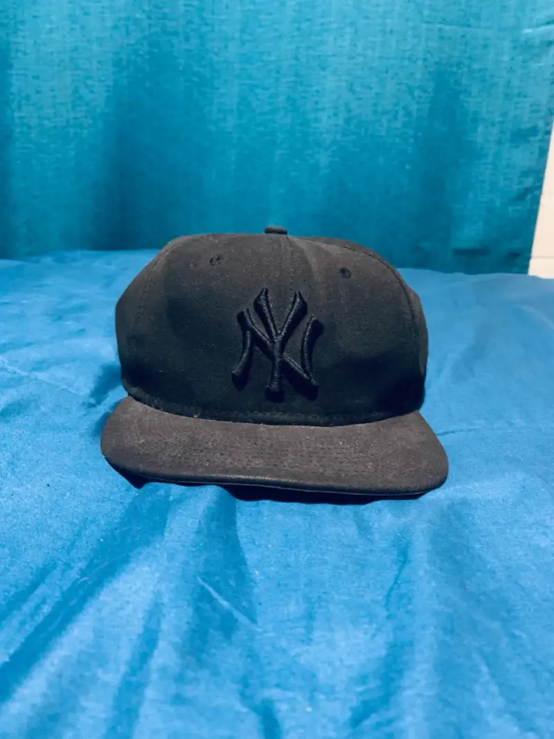 Gorra negra con logo bordado - 1