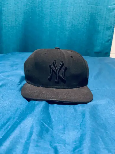 Gorra negra con logo bordado - miniatura 1