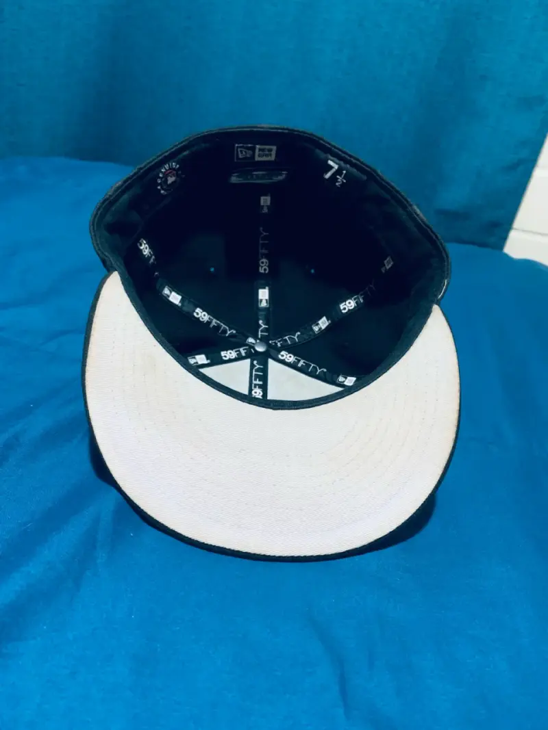 Gorra negra con logo bordado - 2
