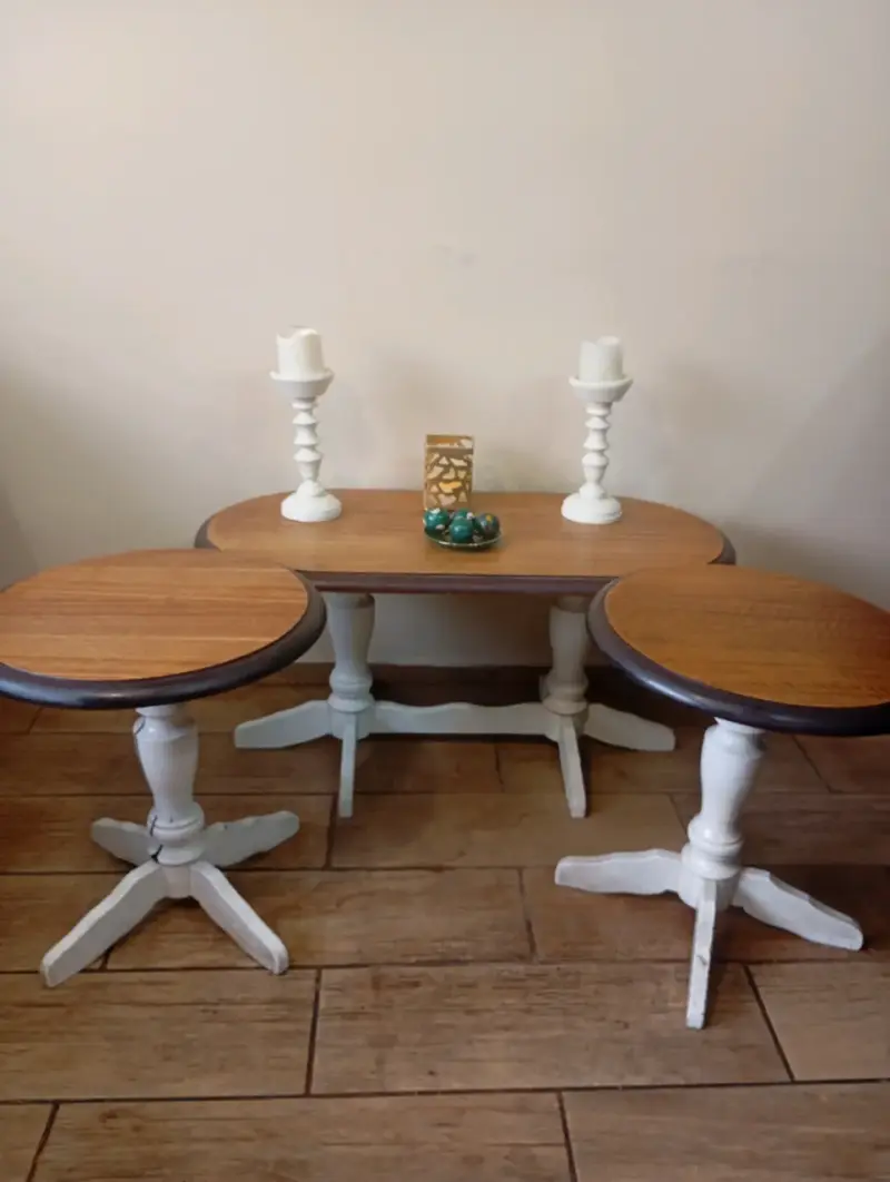 Juego de mesas de madera vintage