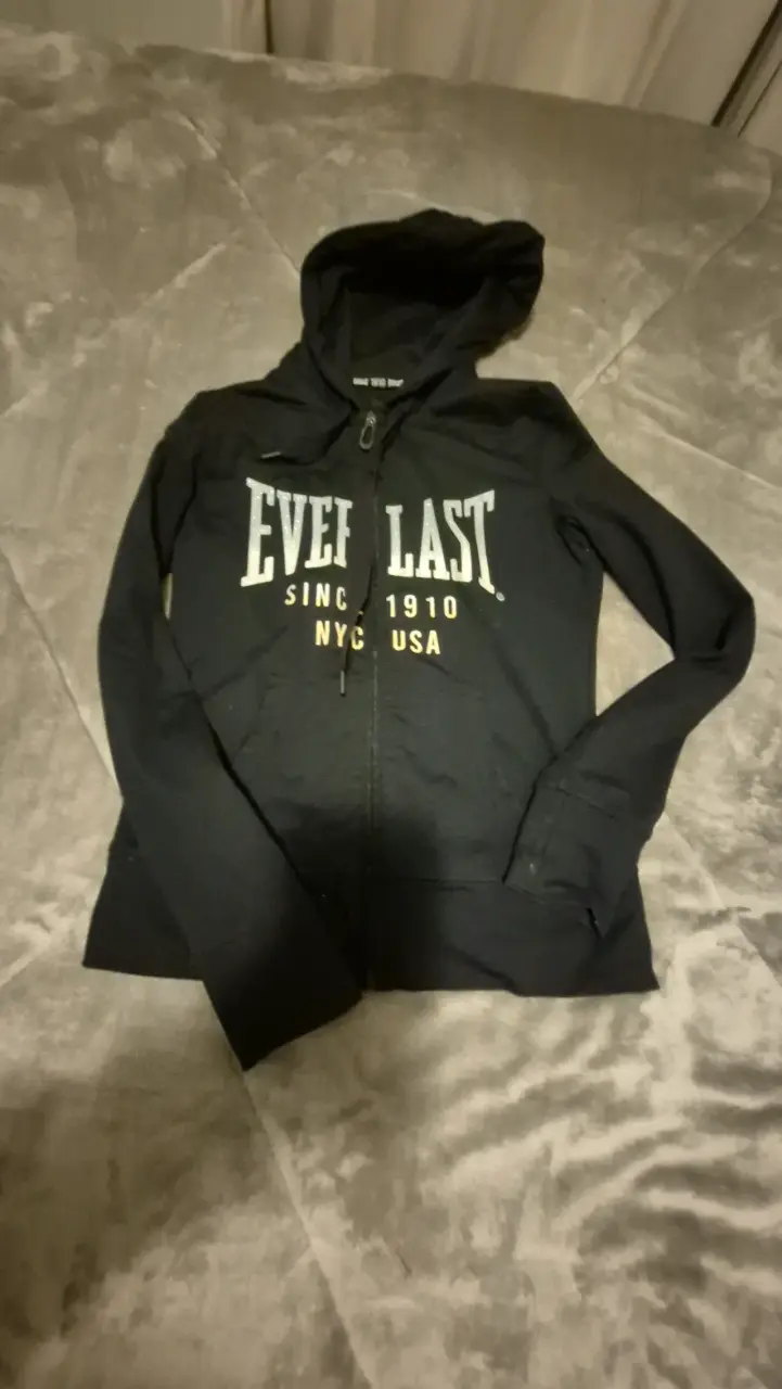 Polerón negro Everlast con capucha - 1