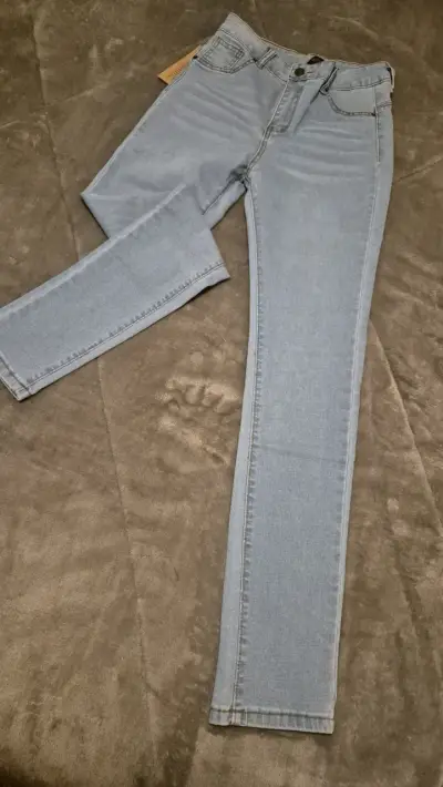 Jeans celestes de mezclilla para mujer - miniatura 1