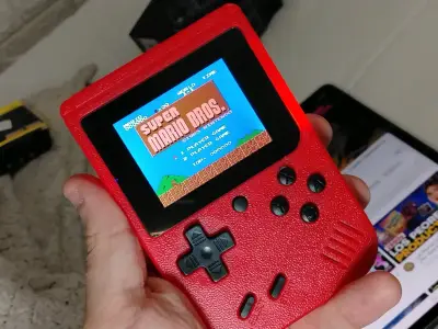 Consola portátil retro roja con juegos clásicos - miniatura 1