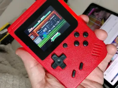 Consola portátil retro roja con juegos clásicos - miniatura 2