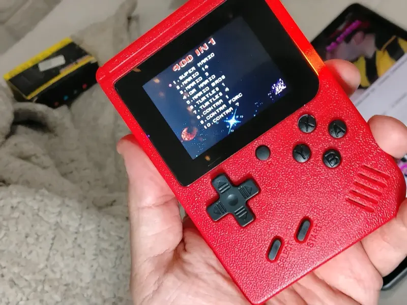 Consola portátil retro roja con juegos clásicos - 3