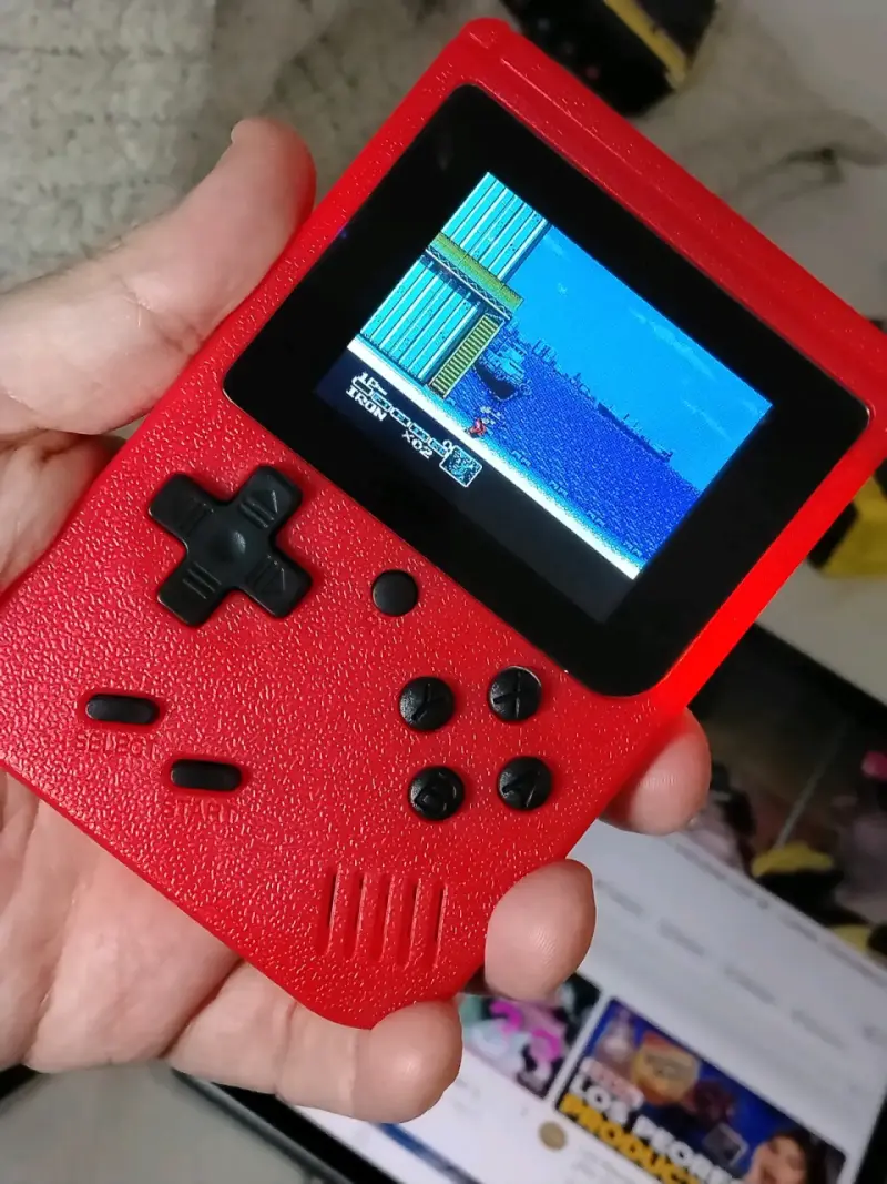 Consola portátil retro roja con juegos clásicos - 4