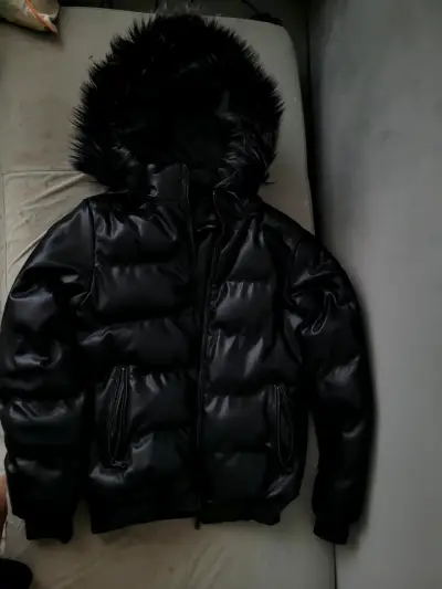 Chaqueta acolchada negra con capucha de piel - miniatura 1