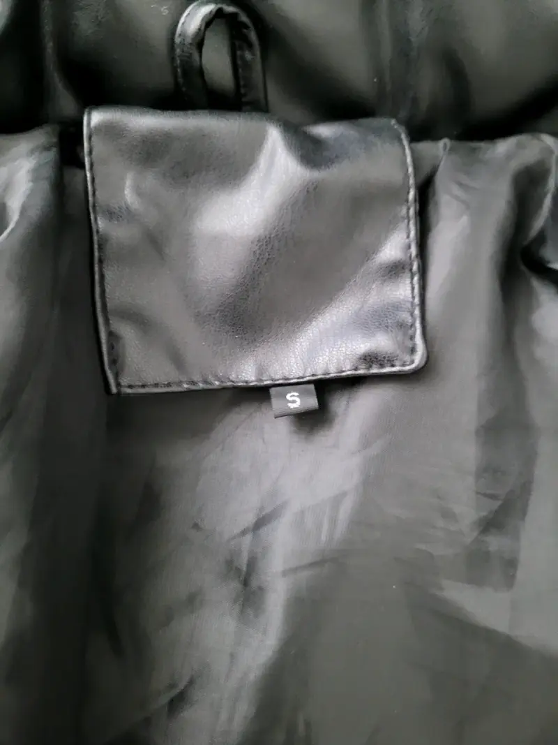 Chaqueta acolchada negra con capucha de piel - 2