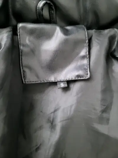 Chaqueta acolchada negra con capucha de piel - miniatura 2