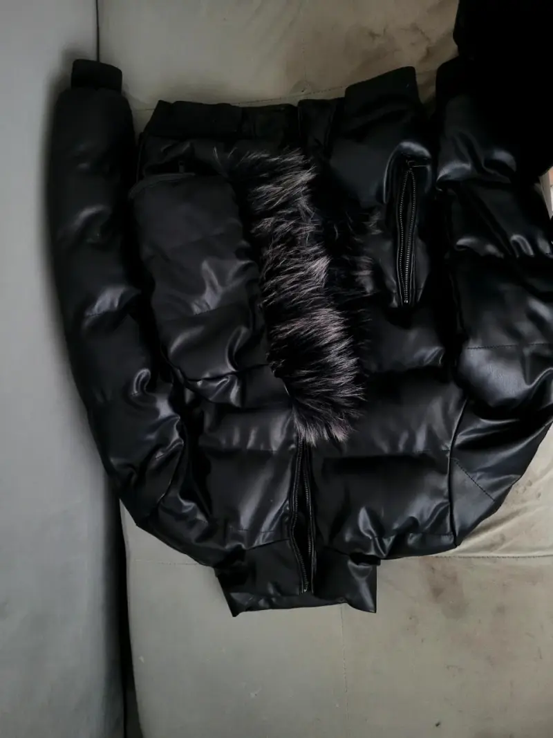 Chaqueta acolchada negra con capucha de piel - 3