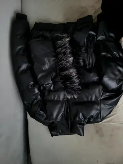 Chaqueta acolchada negra con capucha de piel - miniatura 3