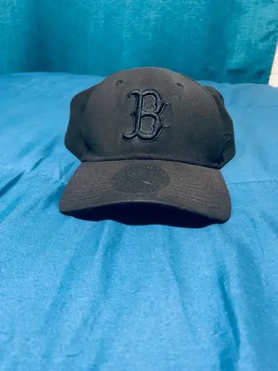 Gorra negra con logo bordado - miniatura 1