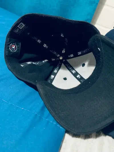 Gorra negra con logo bordado - miniatura 2