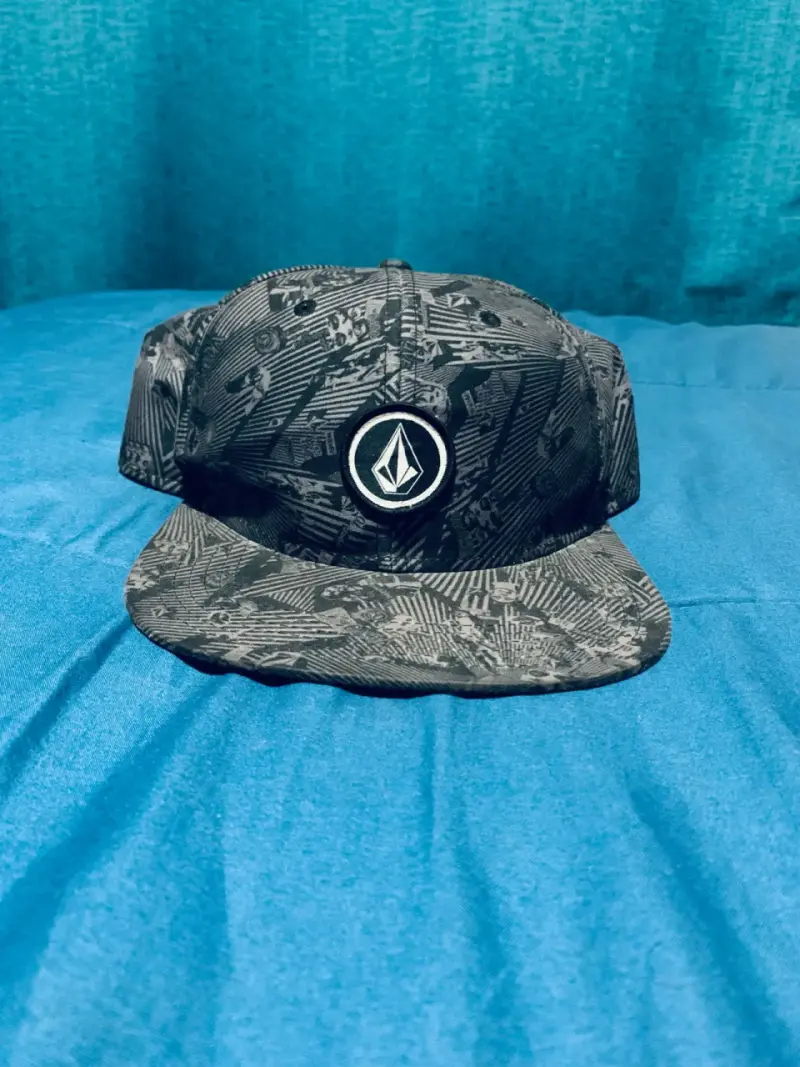 Gorra Volcom estampada en tonos grises - 1