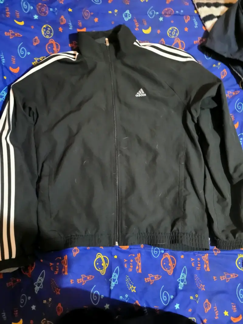 Chaqueta deportiva Adidas negra con franjas - 1