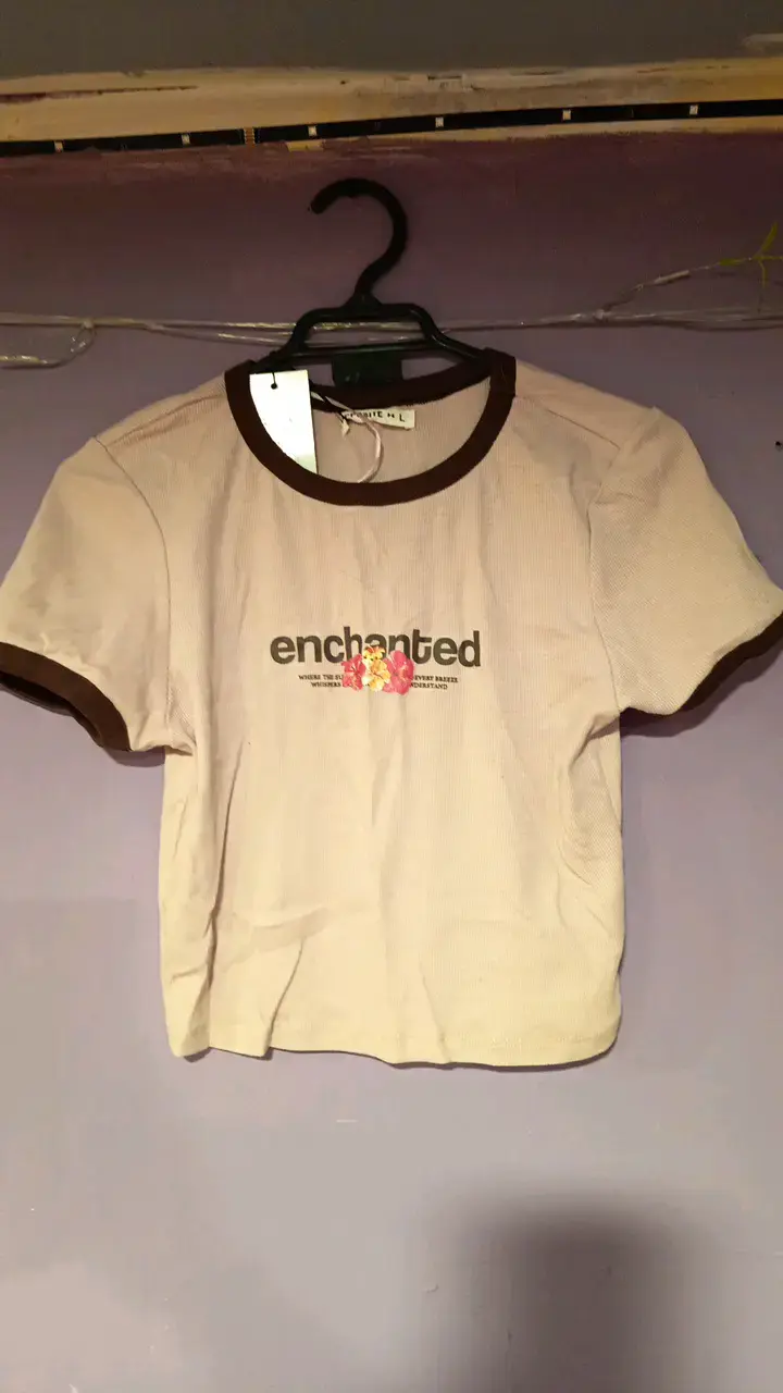 Polera nueva rosa palo con estampado 'enchanted' - 1