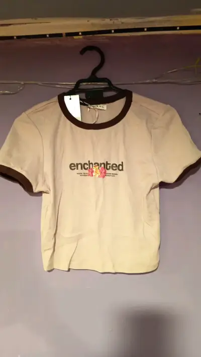 Polera nueva rosa palo con estampado 'enchanted' - miniatura 1