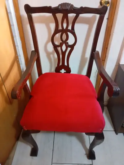 Silla de madera con cojín rojo - miniatura 1