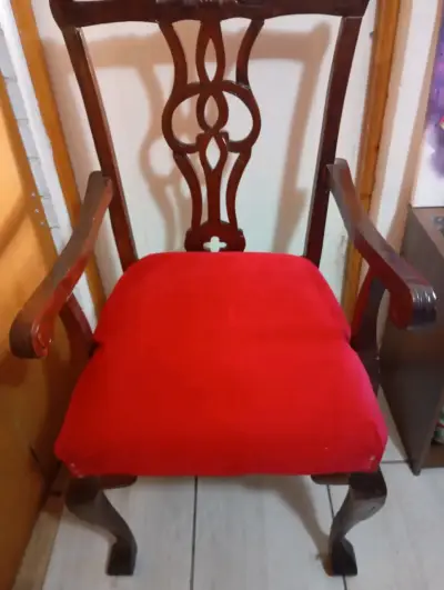 Silla de madera con cojín rojo - miniatura 2
