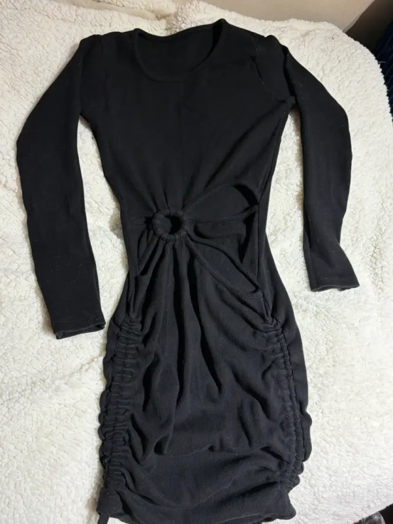 Vestido negro ajustado con detalle fruncido - 1