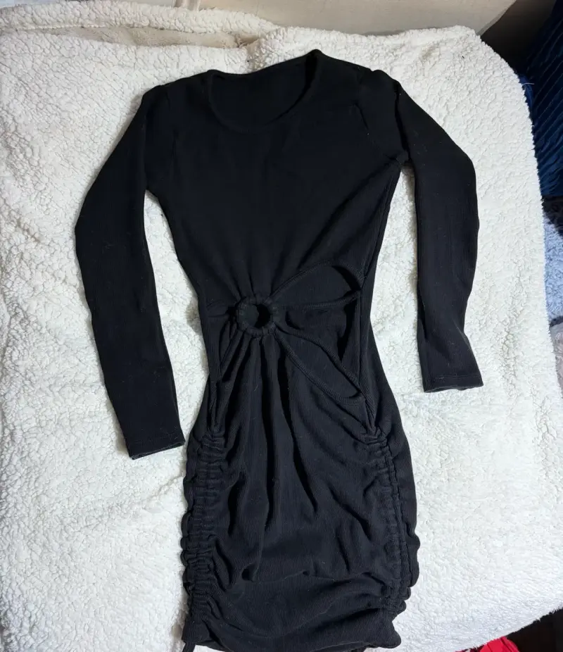 Vestido negro ajustado con detalle fruncido - 2