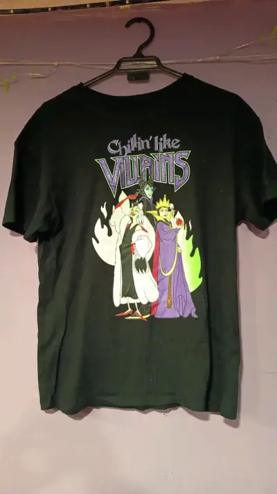 Polera negra con diseño de villanos Disney - miniatura 1