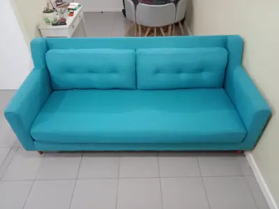 Sofá turquesa de tres plazas en buen estado - miniatura 5
