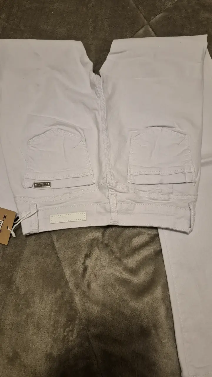 Jeans blancos de mujer con bolsillos flare - 1