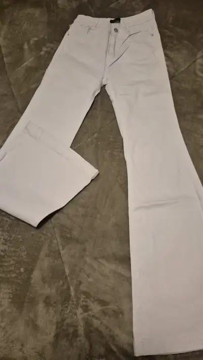 Jeans blancos de mujer con bolsillos flare - miniatura 2