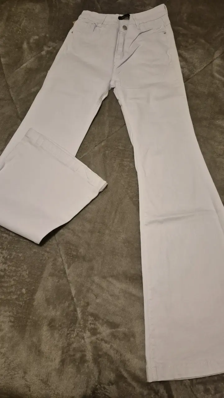 Jeans blancos de mujer con bolsillos flare - 3