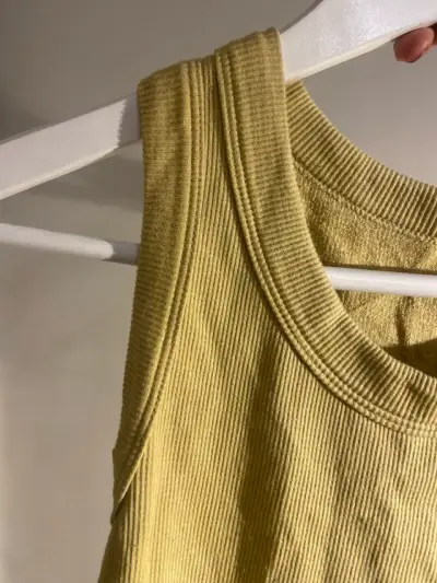Polera amarilla - miniatura 1