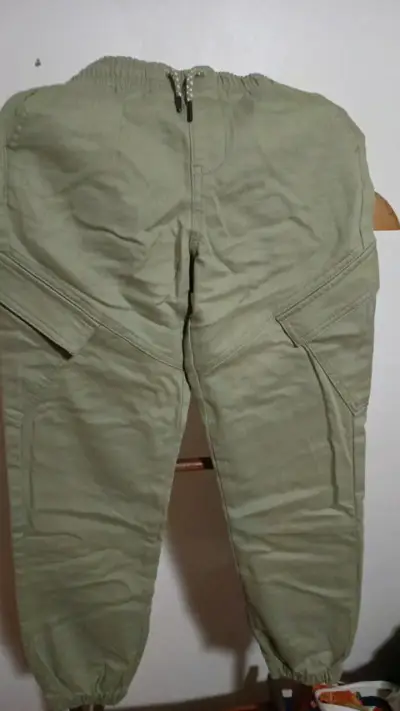 Pantalones cargo verde oliva con bolsillos - miniatura 1