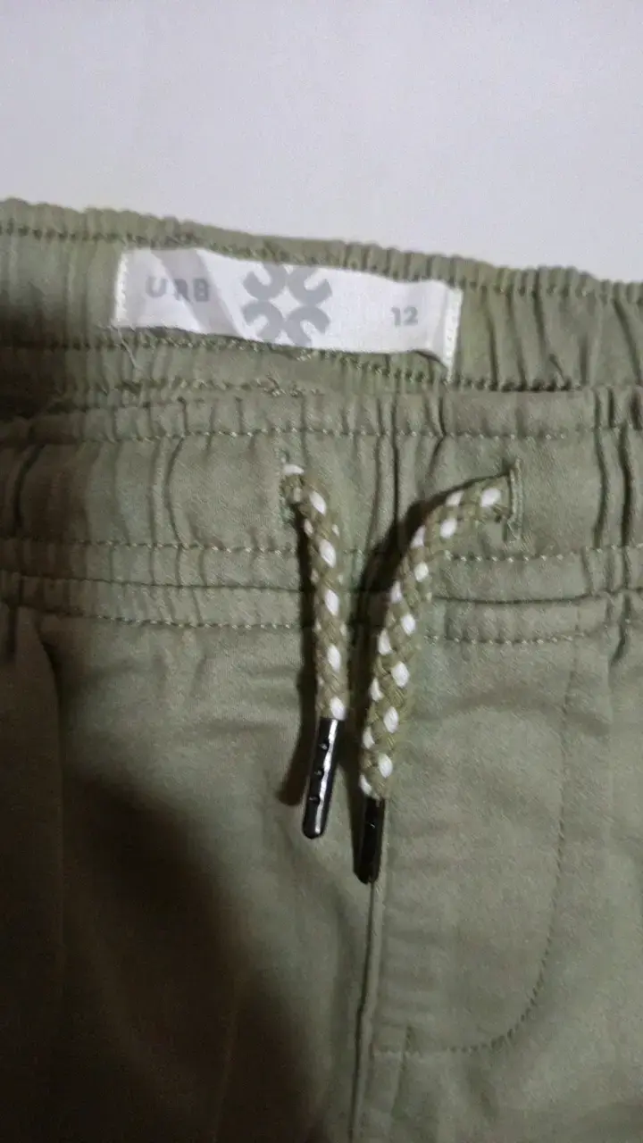 Pantalones cargo verde oliva con bolsillos - 2