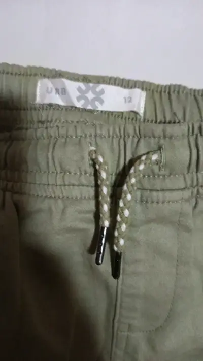 Pantalones cargo verde oliva con bolsillos - miniatura 2