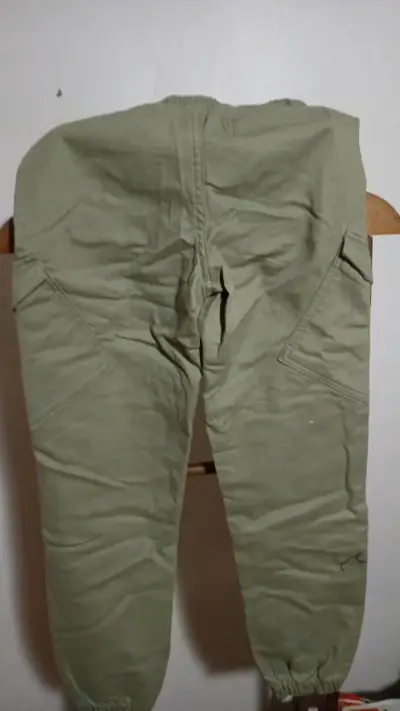 Pantalones cargo verde oliva con bolsillos - miniatura 3
